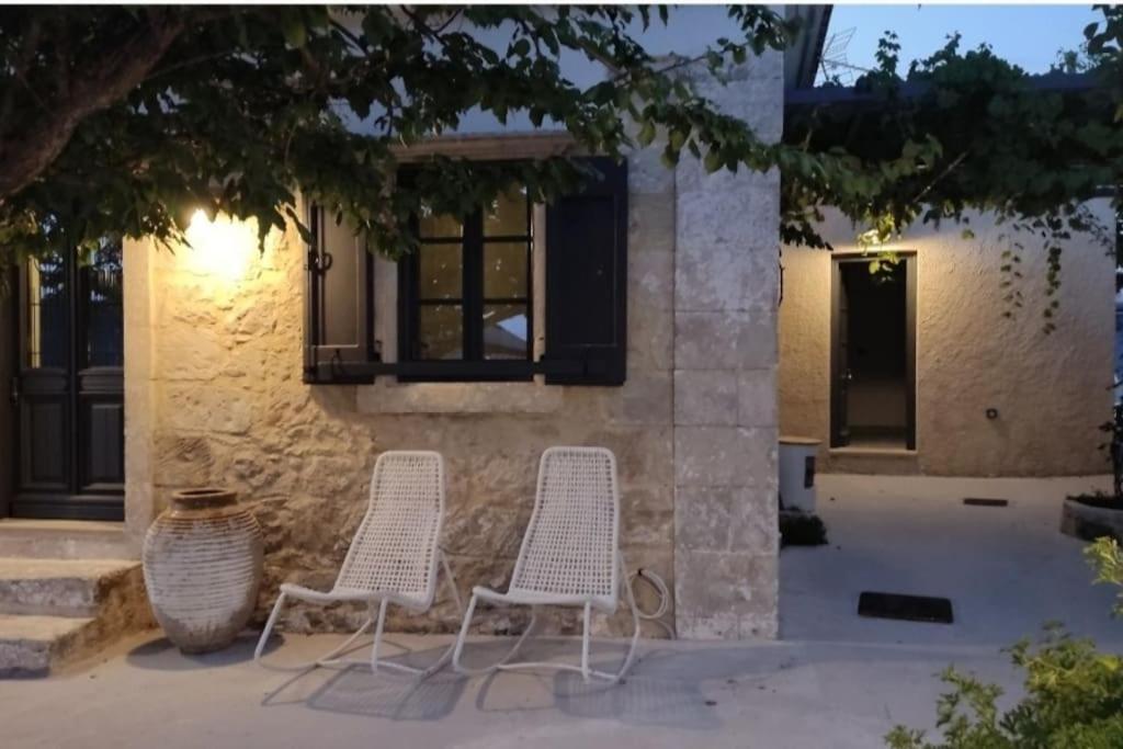 Villa Aiolia Kondoyenadha Luaran gambar